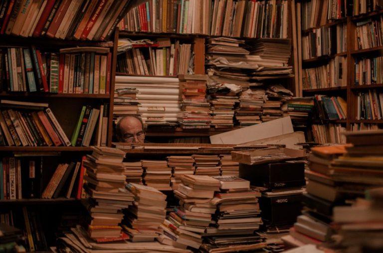 Amateur Sleuths vs Professional Detectives: A Reader’s Guide